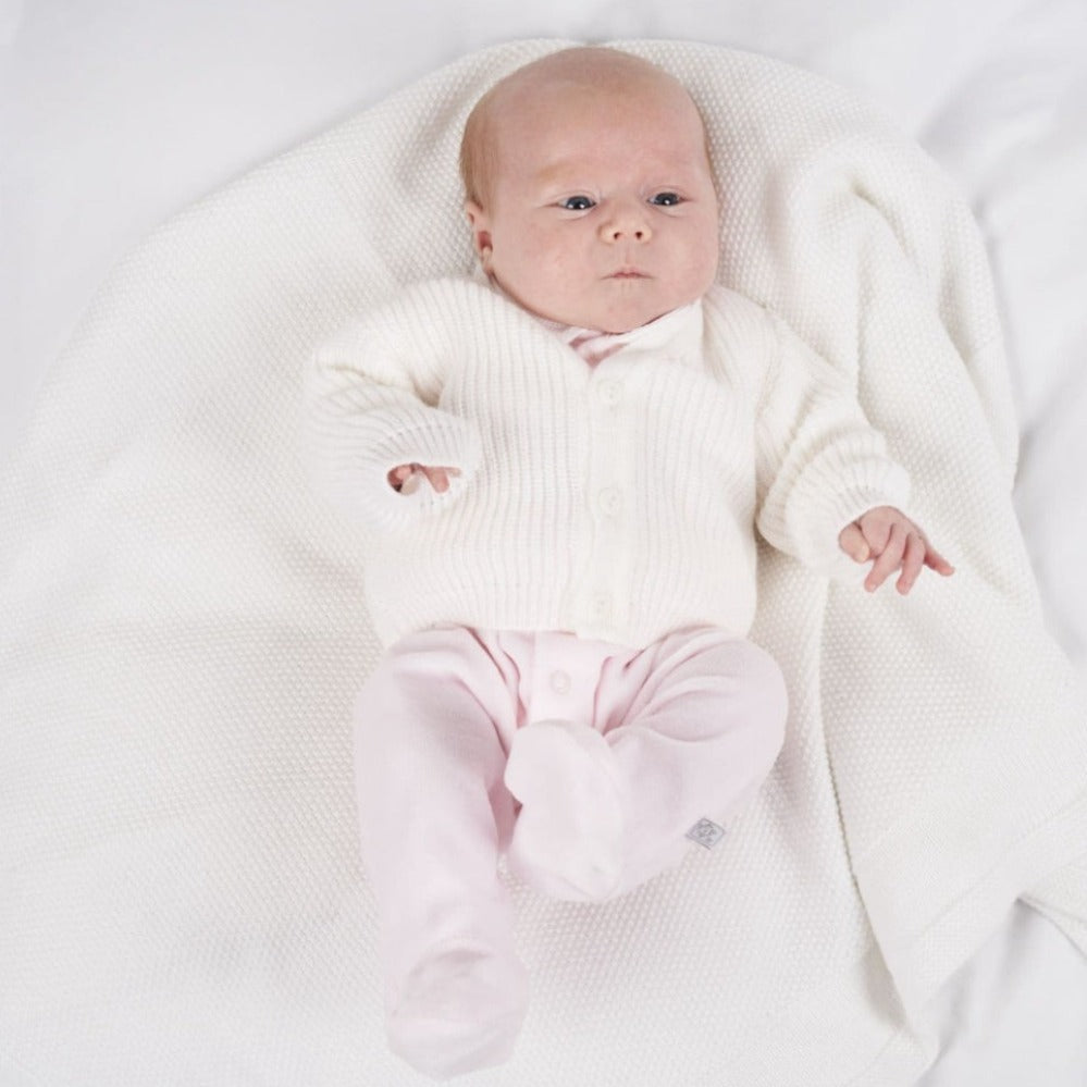 White ribbed knitted baby cardigan with v-neck and three-button front – suitable from premature to 3–6 months