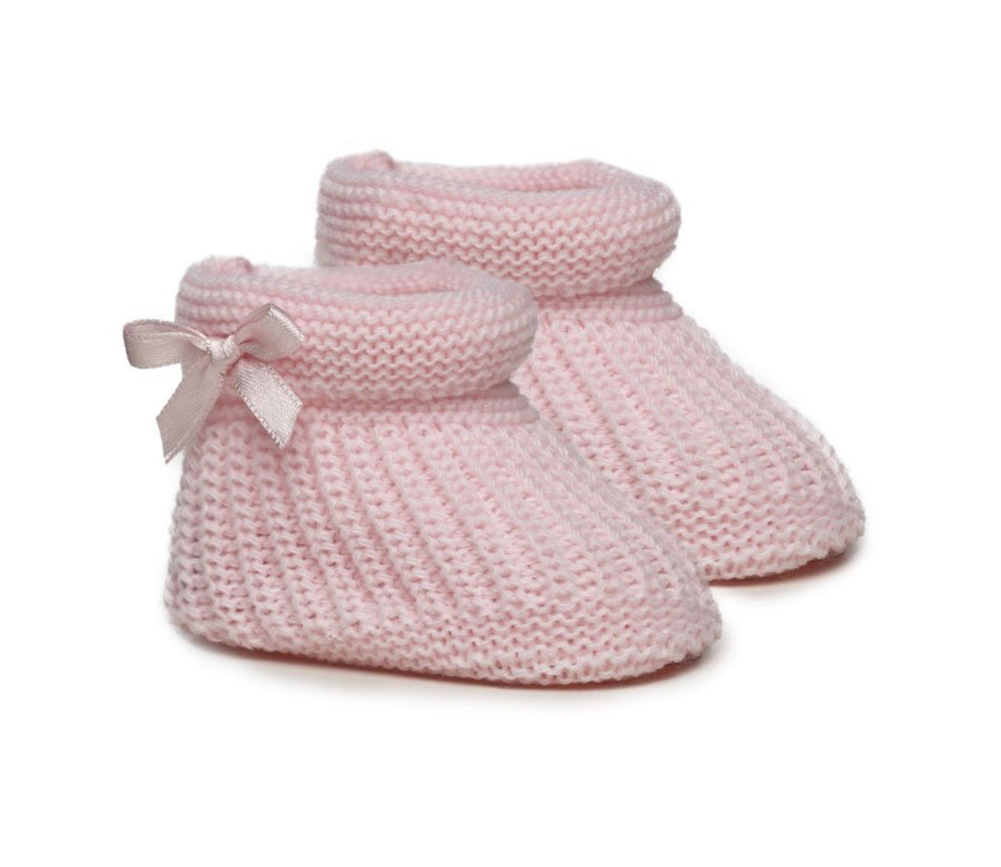 Pink knitted baby booties with side bow – newborn size