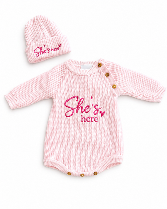 “She’s Here” Knitted Baby Romper & Hat Set – Pink | Newborn & 0–3 Months