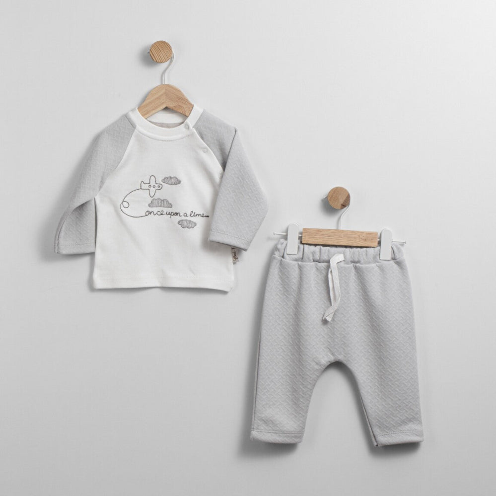 Two-piece baby outfit with aeroplane embroidery and quilted trousers in blue – newborn to 12 months